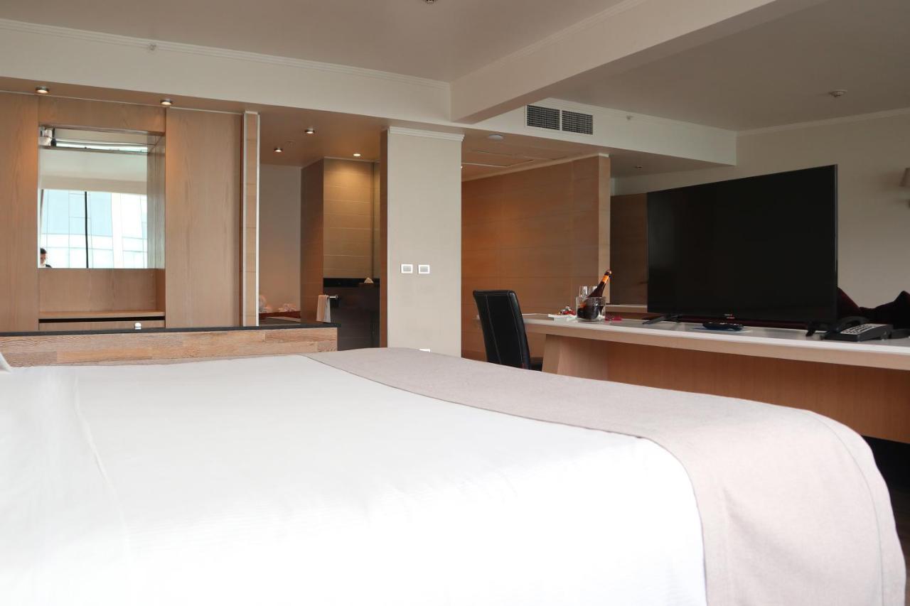 Hotel Wyndham Concepcion Pettra Zewnętrze zdjęcie A room at the hotel
