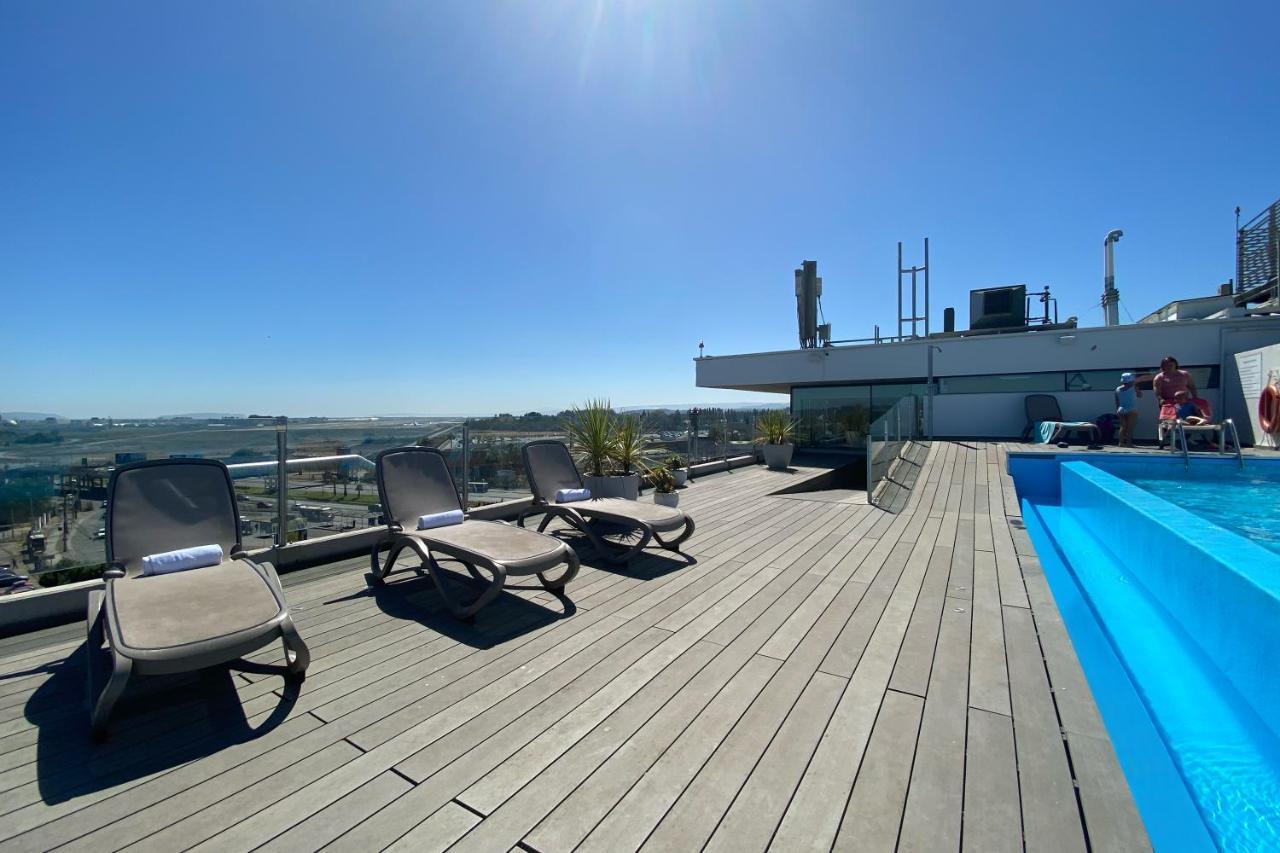 Hotel Wyndham Concepcion Pettra Zewnętrze zdjęcie Rooftop pool at the hotel