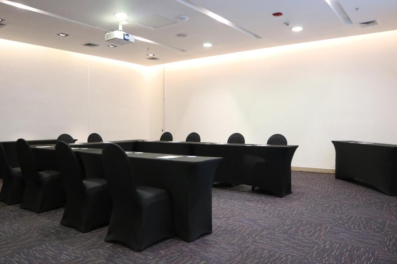 Hotel Wyndham Concepcion Pettra Zewnętrze zdjęcie A meeting room at the hotel