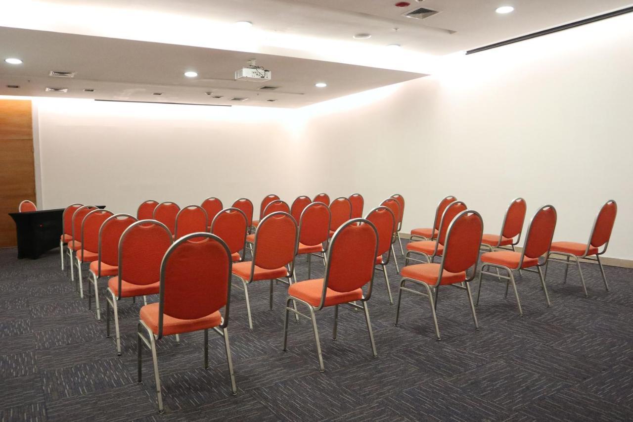 Hotel Wyndham Concepcion Pettra Zewnętrze zdjęcie A typical meeting room