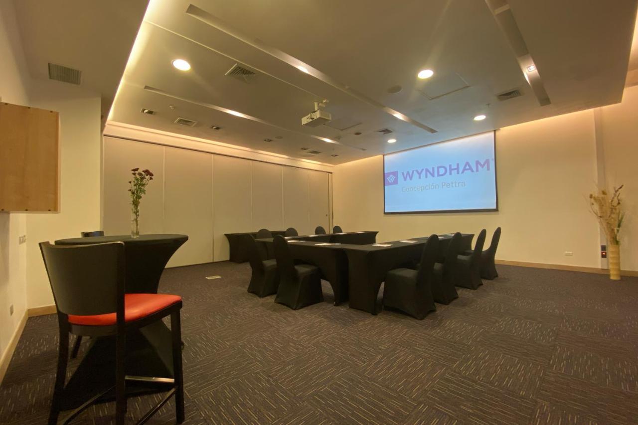 Hotel Wyndham Concepcion Pettra Zewnętrze zdjęcie The boardroom at the Wyndham office in Singapore