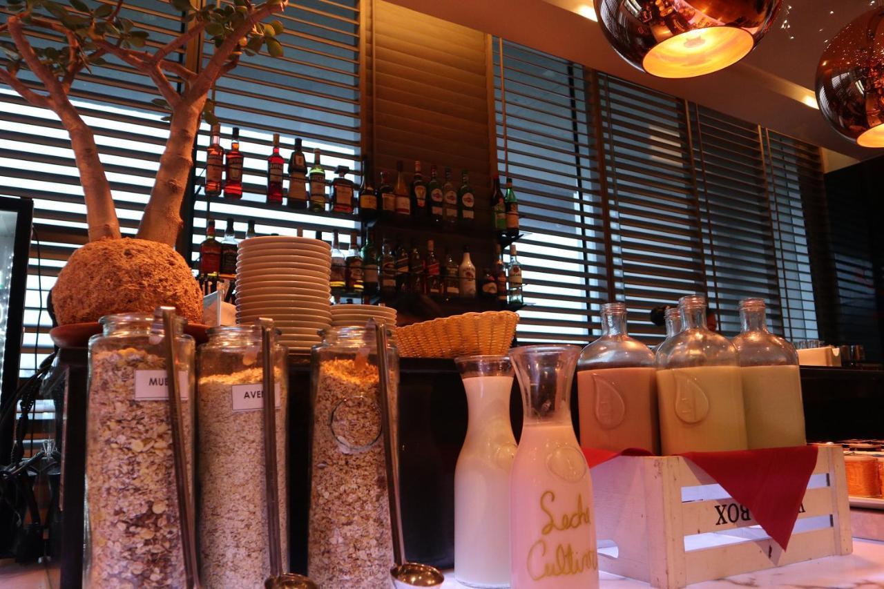 Hotel Wyndham Concepcion Pettra Zewnętrze zdjęcie A bar in a restaurant