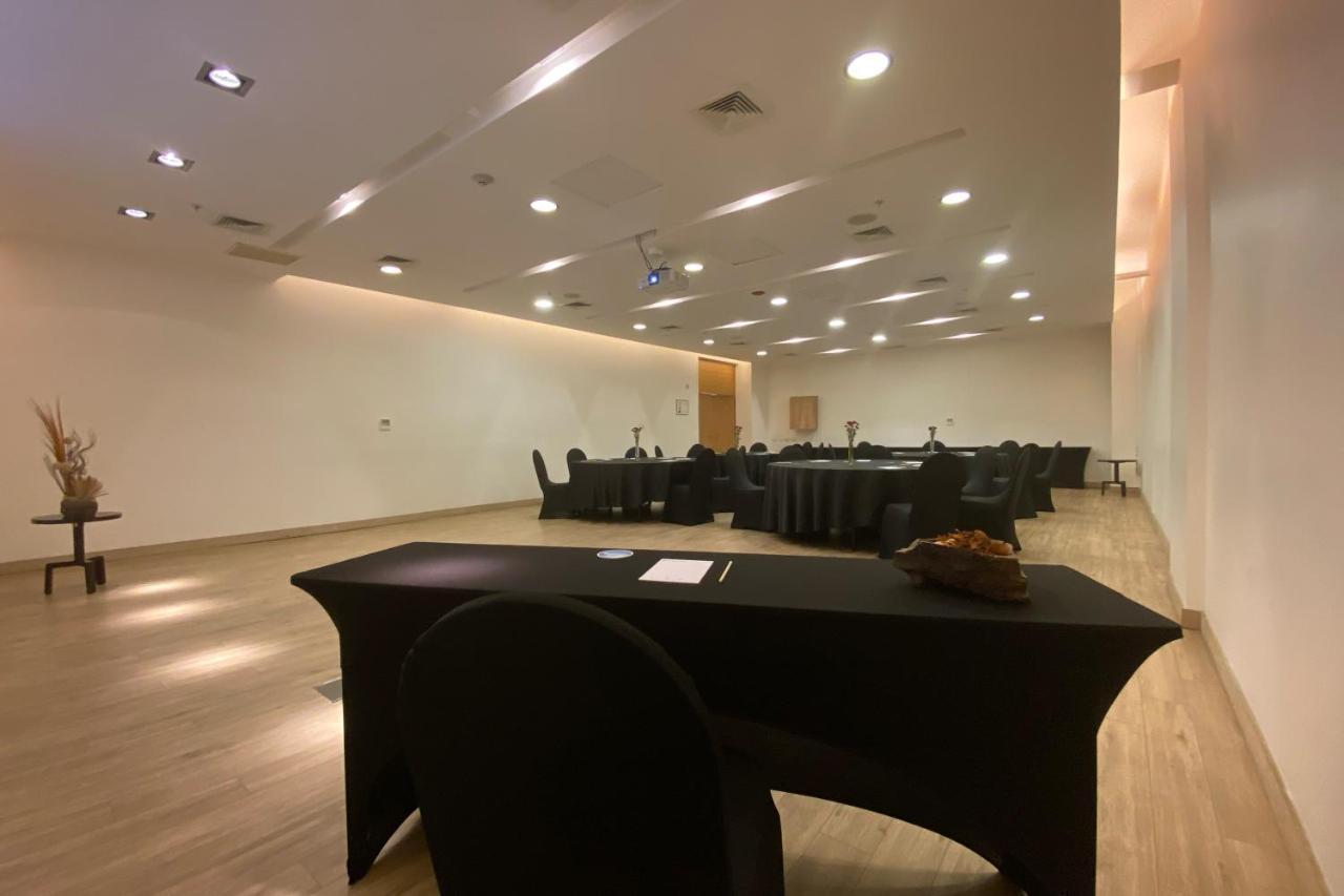 Hotel Wyndham Concepcion Pettra Zewnętrze zdjęcie The interior of the meeting room