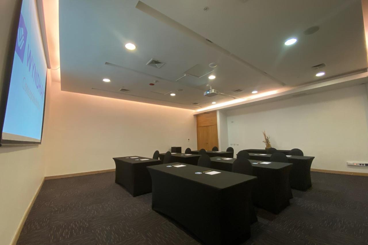 Hotel Wyndham Concepcion Pettra Zewnętrze zdjęcie A meeting room at the National University of Singapore