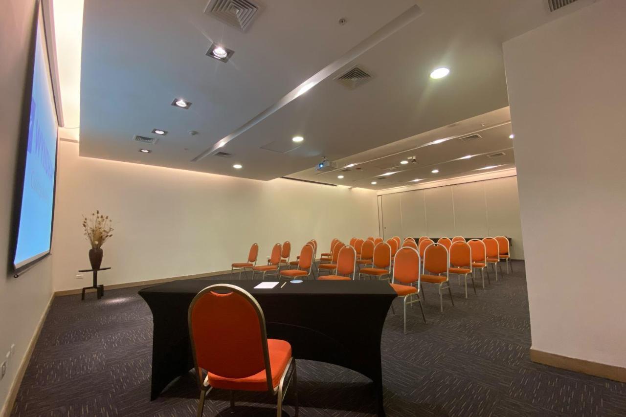 Hotel Wyndham Concepcion Pettra Zewnętrze zdjęcie A meeting room at the hotel