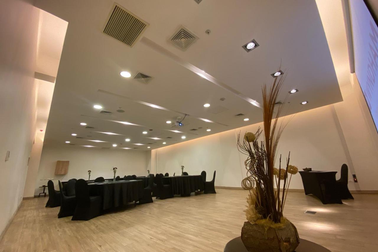 Hotel Wyndham Concepcion Pettra Zewnętrze zdjęcie The interior of the conference room